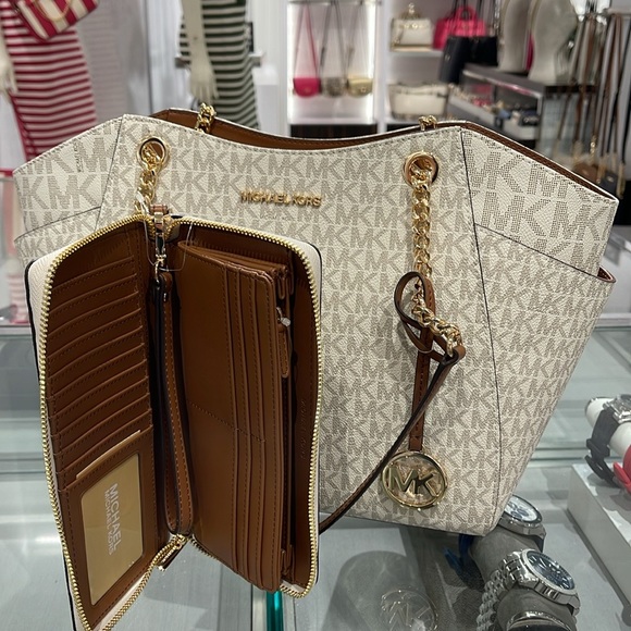 MICHAEL KORS 
Jet Set Lg Shoulder Bag & JST Lg Travel CONTINENTAL wallet-wristlt - Picture 13 of 16